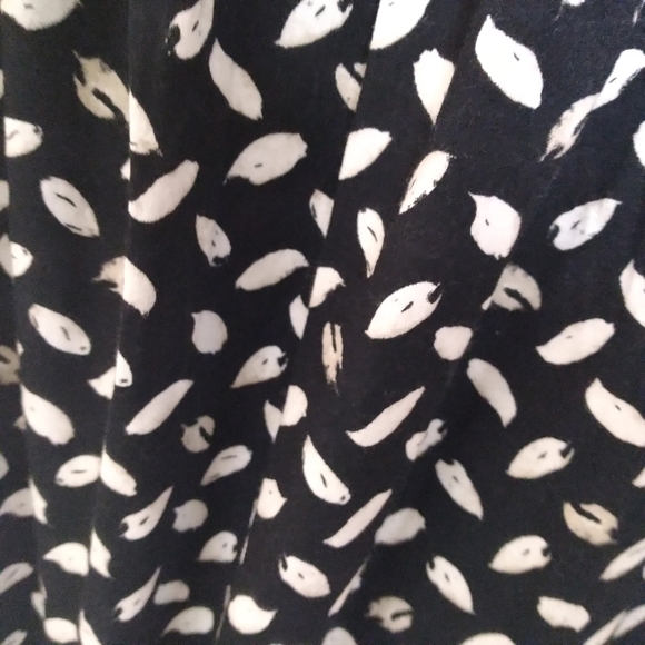 J Jill Wearever Collection Black & White Feather Print Sleeveless Scoop Neck Top - Picture 3 of 8